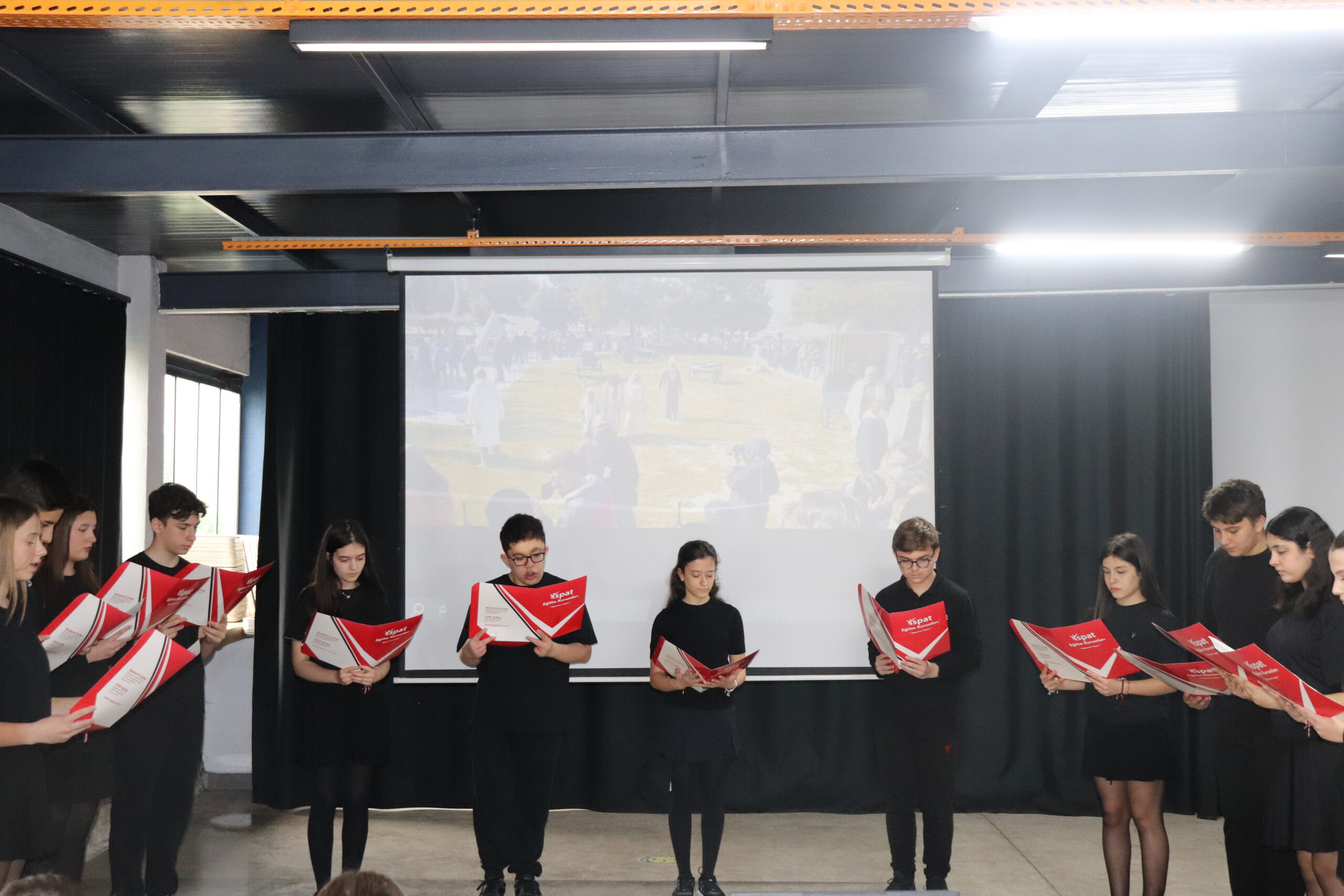 Okulda düzenlenen 18 Mart töreninde öğrenciler tarafından sahnelenen oratoryo