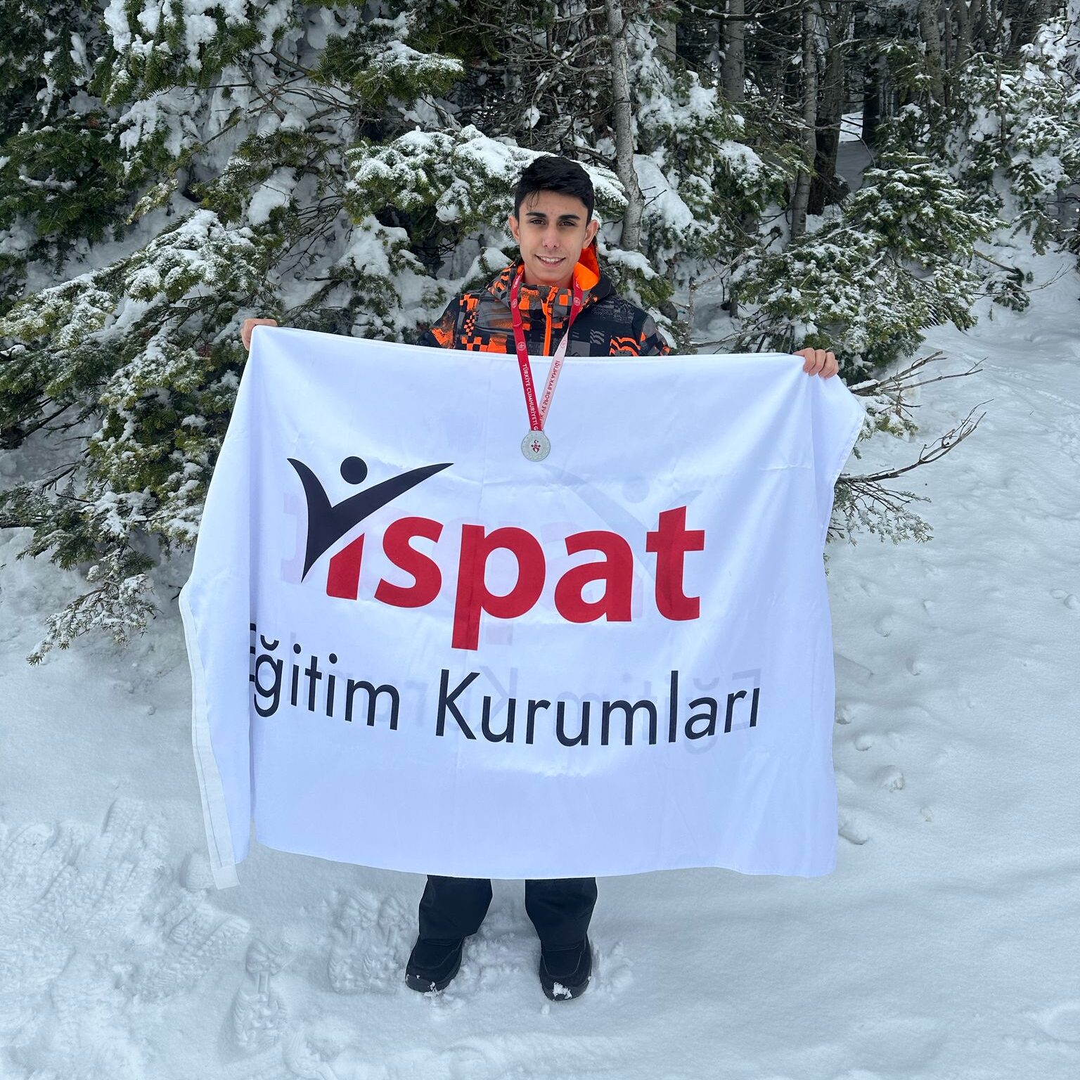 Bursa Kayak Yarışmasında ikincilik elde eden öğrenci madalya ile