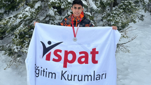 Bursa Kayak Yarışmasında ikincilik elde eden öğrenci madalya ile