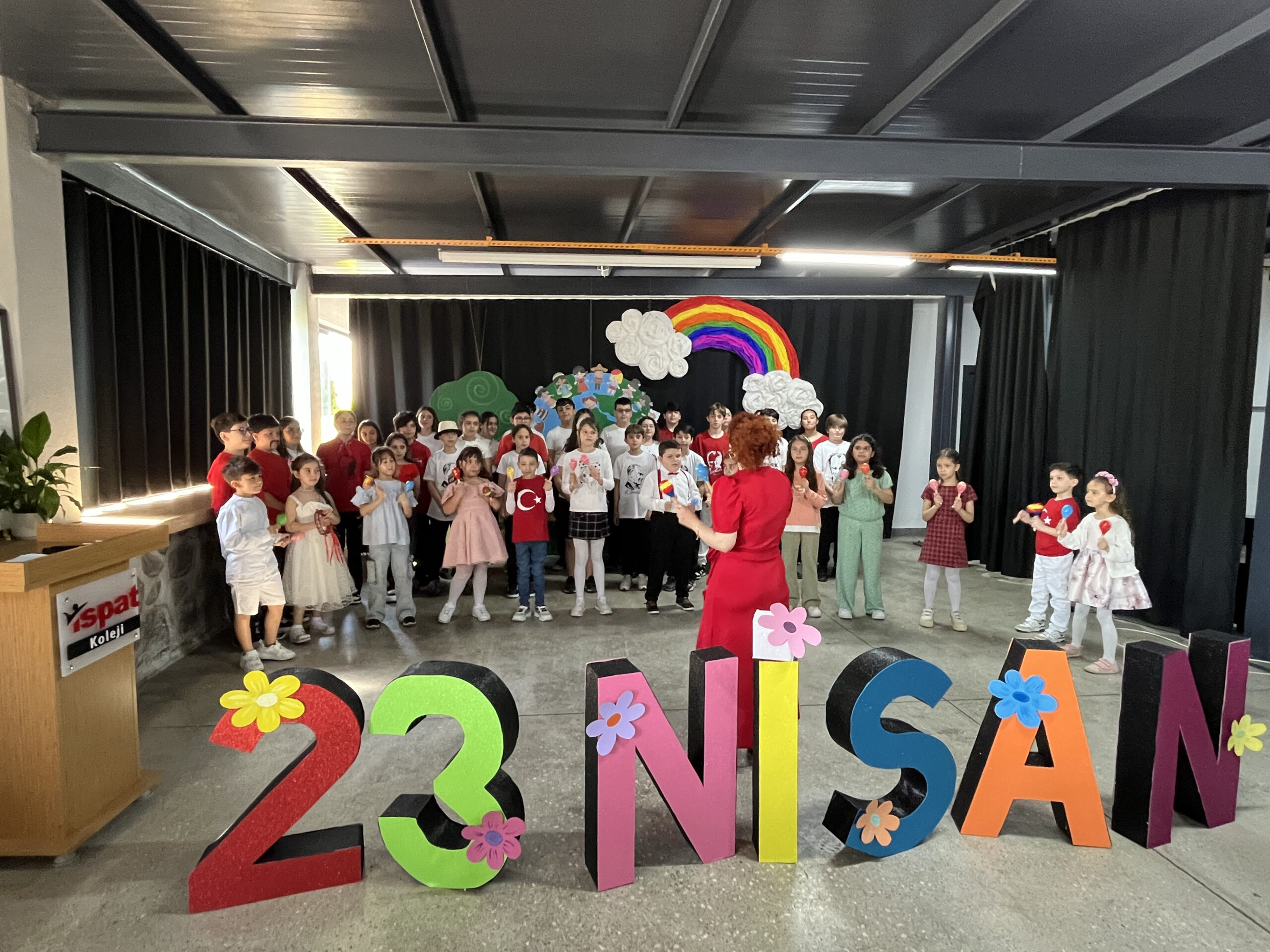 23 Nisan kutlamalarına katılan öğrenciler
